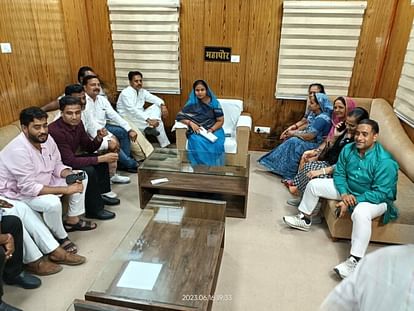 Politics: jaipur heritage nagar nigam mayor and 50 corporators resign to cm against additional commissioner