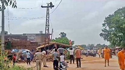 Youth climbed on 11000 KV electric pole in dispute over land distribution in Dholpur
