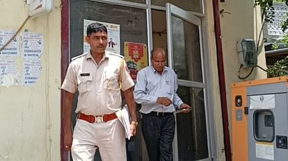 Alwar: बहरोड़ में शिक्षक का एटीएम कार्ड बदलकर 1.82 लाख रुपये निकाले, ठगों की तलाश में जुटी पुलिस Thugs took Rs 1.82 lakh by changing teacher's ATM card in Alwar Behror
