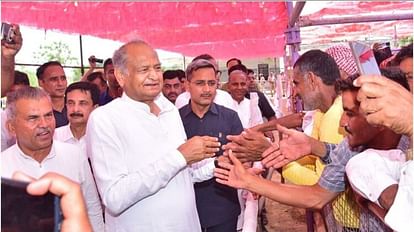 मुख्यमंत्री का हवाई सर्वे: बाड़मेर में बाढ़ प्रभावितों से मिले गहलोत, नुकसान की जानकारी ली, कहा- मुआवजा देंगे Rajasthan CM Ashok Gehlot conducted survey of flood affected districts says government will give compensation
