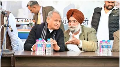 Politics: धारीवाल-खाचरियावास में जुबानी हमले पर गहलोत से बोले प्रभारी रंधावा- अपने मंत्रियों को कंट्रोल करें Politics Randhawa Says to Gehlot on verbal attack in Dhariwal-Khachariyawas control your ministers