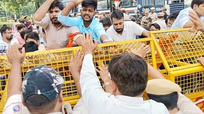 Jodhpur Gangrape: ABVP ने सरकार के खिलाफ किया प्रदर्शन, पुलिस मुख्यालय घेरा, सुरक्षाबलों ने संभाला मोर्चा Jodhpur Gangrape: ABVP protests against the government