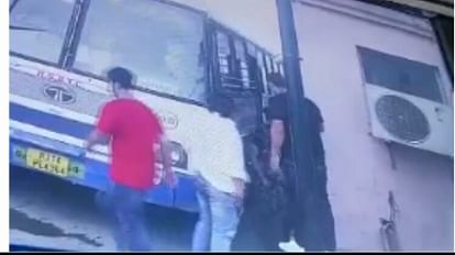 Rajasthan: गैंगस्टर कुलदीप जघीना हत्याकांड का CCTV वीडियो आया सामने, रोडवेज़ बस में फायरिंग करते दिखे बदमाश CCTV video of gangster Kuldeep Jaghina murder case miscreants firing in roadways bus Bharatpur