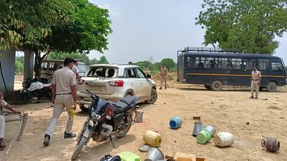 Dholpur: सिकरौदा गांव में रास्ते को लेकर दो पक्षों में 48 घंटे से विवाद जारी, भारी संख्या में पुलिस बल तैनात Dispute continues for 48 hours between two parties regarding the road in Sikroda village in Dholpur