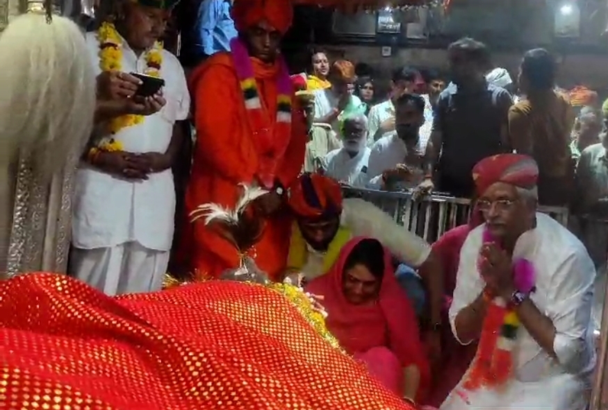 shekhawat-bows-down-at-baba-ramdevs-tomb